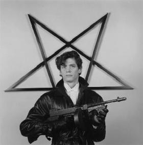 Autorretrato del controvertido homosexual Robert Mapplethorpe exhibido en La Habana. Autorretrato del controvertido homosexual Robert Mapplethorpe exhibido en La Habana.
