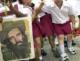 La politización de la educación: Niños de preescolar rinden 'homenaje a Camilo Cienfuegos'. (AP) La politización de la educación