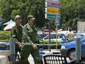 Militares caminan por las calles de La Habana