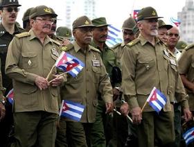 El 'presidente interino' Raúl Castro, flanqueado por los comandantes de la revolución Juan Almeida y Ramiro Valdés