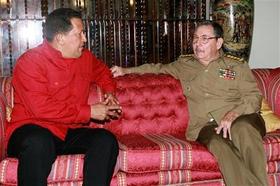 Hugo Chávez, presidente de Venezuela, y Raúl Castro, gobernante 'interino' de Cuba