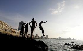 Cubanos se bañan en el Malecón de La Habana