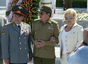 Raúl Castro, junto al general ruso Hurov Alexander y a una diputada de la DUMA, en La Habana