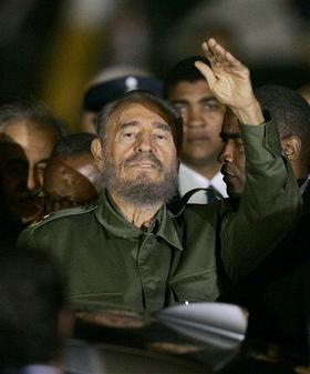 Castro saluda a la prensa a su llegada al aeropuerto José Ignacio Taravella, de Cordoba. (AP) Cumbre del Mercosur