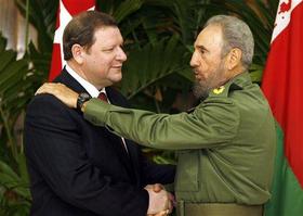 El primer ministro de Bielorrusia, Serguei Sidorski, y Fidel Castro. (AP) Sidorski y Castro