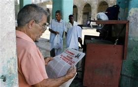 Un hombre lee en el diario oficialista 'Granma' la proclama de Castro. (AP) Castro salud