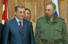 Fidel Castro y el ruso Boris Alyoshim, presidente de Ilyushin Finance Co.