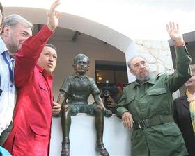 Hugo Chávez y Fidel Castro durante la visita a la casa en la que vivió el Che. (AP) Chávez y Castro