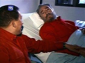 Imagen del video emitido por la televisión cubana. (AP) Chávez y Castro