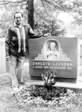 Carbó Menéndez en la tumba de Ernesto Lecuona.