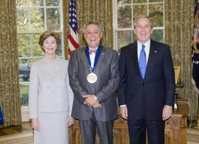 D'Rivera, George y Laura Bush