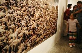 Fotografía de los desnudos de Tunick en la Bienal de La Habana