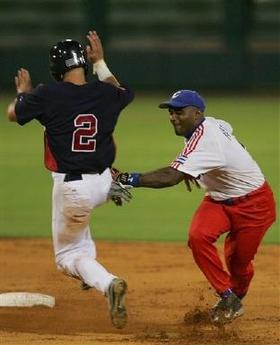 Eduardo Paret (dcha.), uno de los favoritos de Villa Clara en la próxima Serie Nacional. (AP) Eduardo Paret (dcha.), uno de los favoritos de Villa Clara en la próxima Serie Nacional