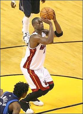 Dwyane Wade guió al Heat a un triunfo 95-92 en el sexto juego de la Final