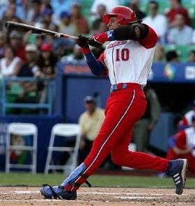 Yulieski Gourriel es el cubano que más intrigado tiene a los scouts