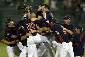 El equipo estadounidense celebra su victoria. (AP) Equipo estadounidense