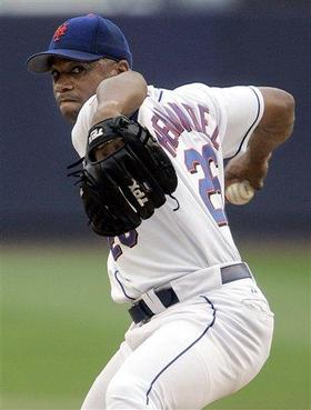 El Duque Hernández en el segundo inning del partido de los Mets de Nueva York contra los Astros de Houston. (AP) El Duque Hernández