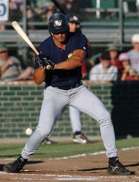 José Canseco en su primer partido con los con los Surf Dawgs de San Diego. (AP) José Canseco