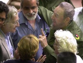 Abel Prieto, Noam Chomsky, Carlos Martí y Fidel Castro, en La Habana