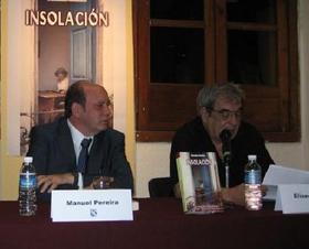 Manuel Pereira (izq.), junto al también escritor Eliseo Alberto