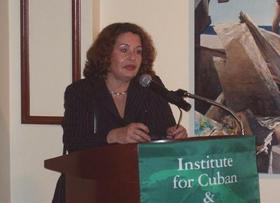 María Elena Cruz Varela en la Casa Bacardí, Miami
