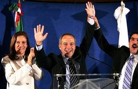 Felipe Calderón (al centro), del PAN, se declaró ganador de las elecciones presidenciales mexicanas. (AP)