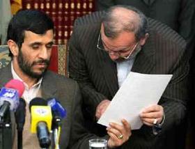 Presidente iraní Mahmoud Ahmadinejad (izq.) junto al ministro de Exteriores Manouchehr Mottaki