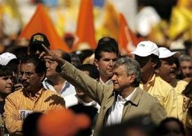 López Obrador durante una manifestación en demanda del recuento de los votos. (AP)