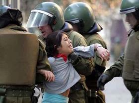 Una estudiante es detenida por la policía, durante las protestas efectuadas recientemente en Chile