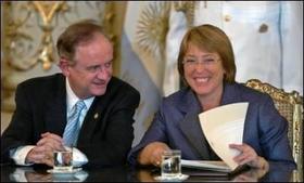 Michelle Bachelet, presidenta de Chile, junto al canciller Alejandro Foxley