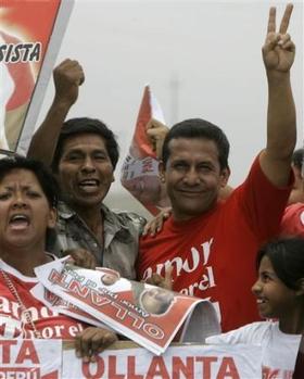 Ollanta Humala (dcha.), candidato a la presidencia de Perú