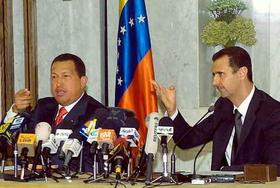 El presidente sirio, Bachar al Asad (dcha.), junto a su homólogo venezolano, Hugo Chávez