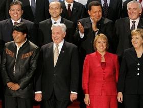 Michelle Bachelet, presidenta de Chile (al centro, de rojo), durante la Cumbre EU-América Latina en Viena