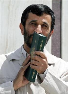 Mahmoud Ahmadinejad, presidente de Irán, besa una copia del Corán