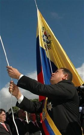 Hugo Chávez, izando la 'nueva bandera' venezolana. (AP)