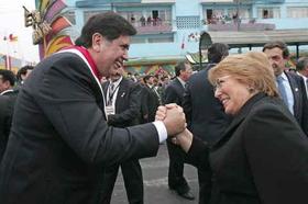 El presidente de Perú, Alan García, se despide de la presidenta de Chile, Michelle Bachelet