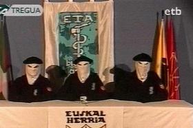 Miembros de ETA leen el comunicado que dicta 'un alto el fuego permanente'