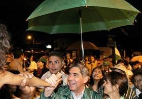 El candidato a la presidencia de Costa Rica, Óscar Arias, durante la campaña electoral