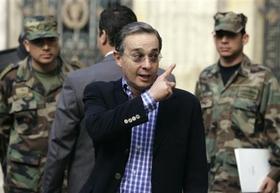 El presidente de Colombia, Álvaro Uribe, ejerce el voto en las elecciones legislativas. (AP) El presidente de Colombia, Álvaro Uribe, ejerce el voto en las elecciones legislativas