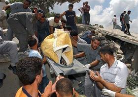 Habitantes de la localidad libanesa de Zebkin rescatan de los escombros el cadáver de una víctima de los bombardeos israelíes. (AP) Bombardeos al Líbano
