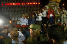Castro conversa con la prensa extranjera, frente a la SINA