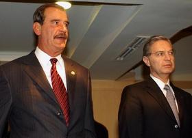 El presidente mexicano, Vicente Fox (izq.), junto al canciller, Luis Ernesto Derbez