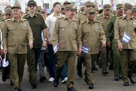 Raúl Castro, rodeado de comandantes y generales, durante una 'marcha' política