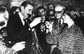 Dictador argentino Videla (izq.), brindando con la propietaria del diario 'Clarín'