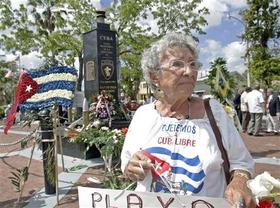 Miami: Una cubana, frente al monumento de Bahía de Cochinos, muestra un pulóver que dice: 'We want a free Cuba'.