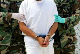Un detenido escoltado por militares en la Base Naval de Guantánamo