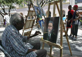 Un vendedor ambulante pinta un retrato de Fidel Castro en La Habana
