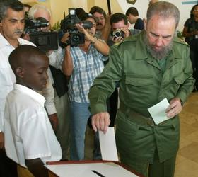 Castro, durante las 'elecciones' de partido único, en 2002
