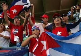 Aficionados cubanos celebran victoria del equipo Cuba durante el Clásico Mundial