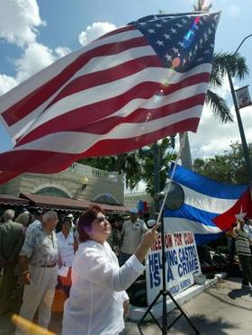 Manifestación de Vigilia Mambisa contra las 'ayudas a Castro'. (AP)